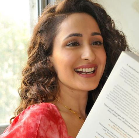Pragya Jaiswal biography in Hindi