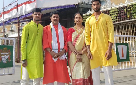 Tilak Varma brother in Hindi, Wife, girlfriend, Status, Age, relationship, Birthday, hairstyle, Jersey number, Current team, Net worth, Height, Sister